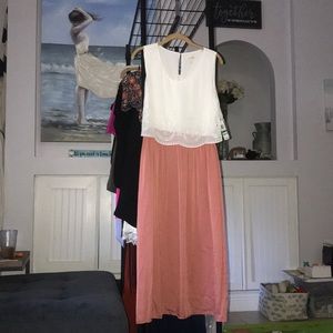 Beautiful feminine flowy spring/summer dress 👗